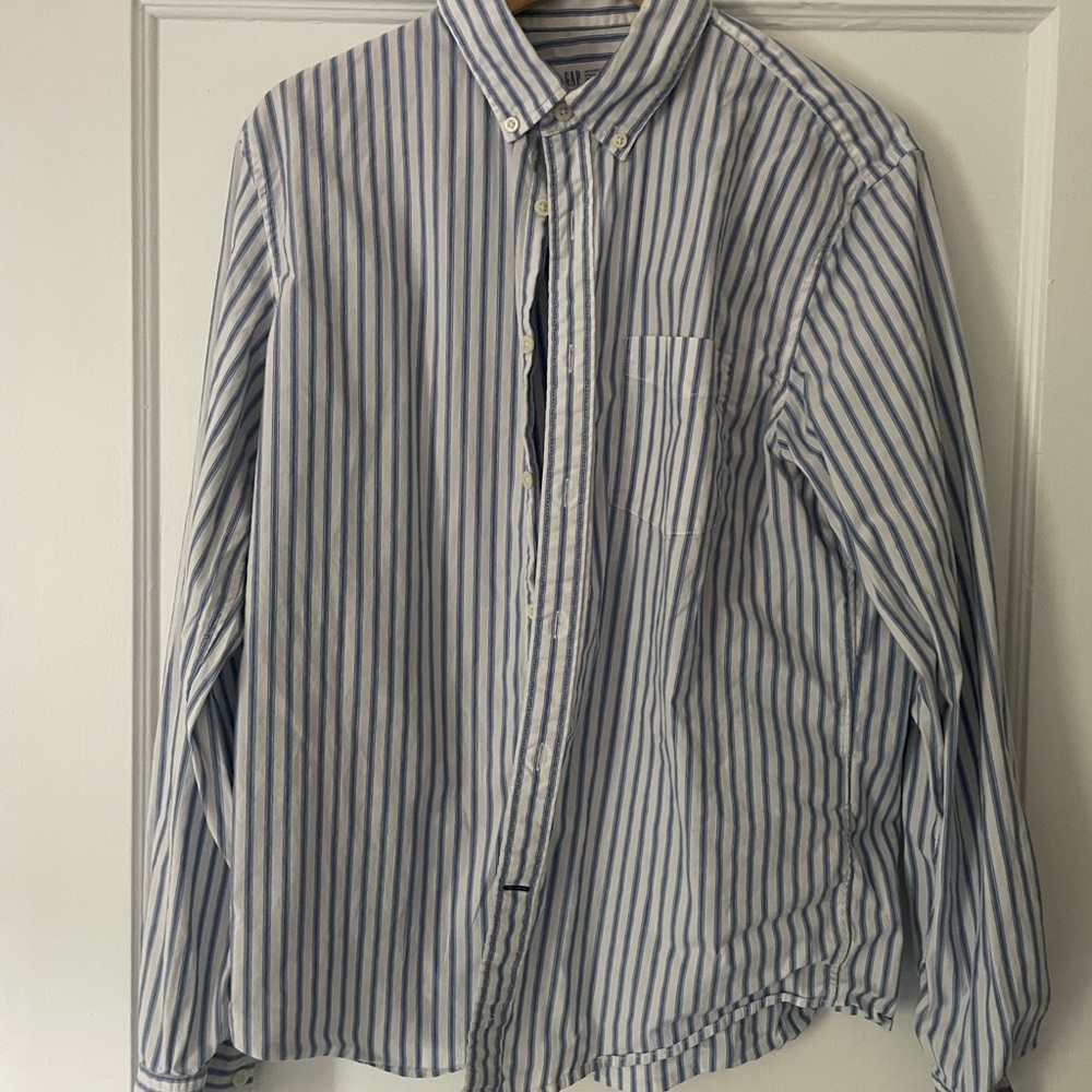 Men’s gap button up shirt. Medium